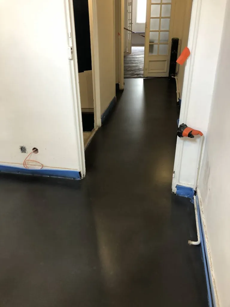 Devis en ligne pour sol en béton ciré noir prés de Saint Tropez Var 83