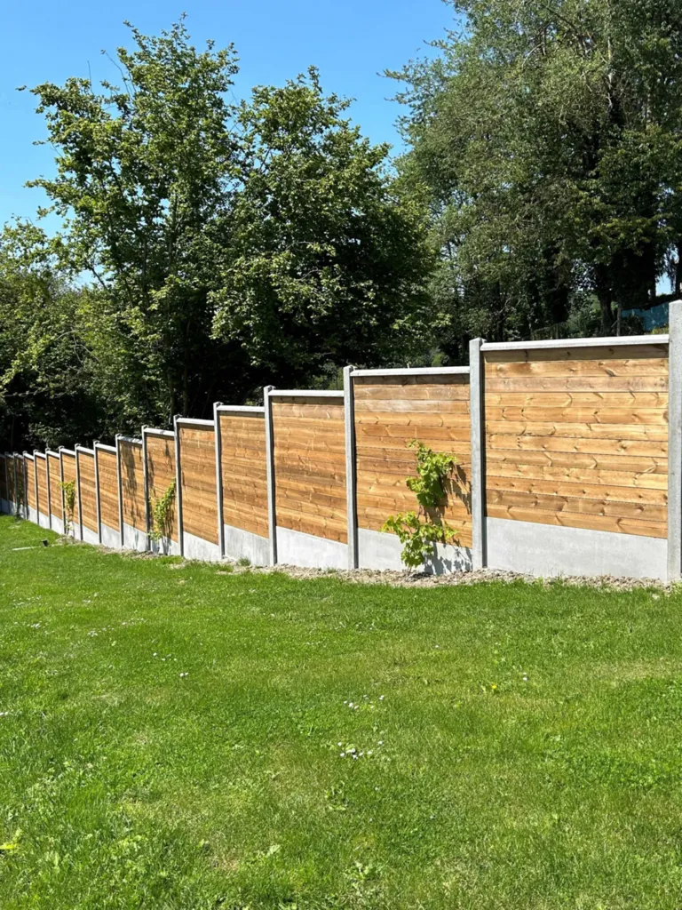 Poseur de clôture occultante bois et béton dans le Calvados