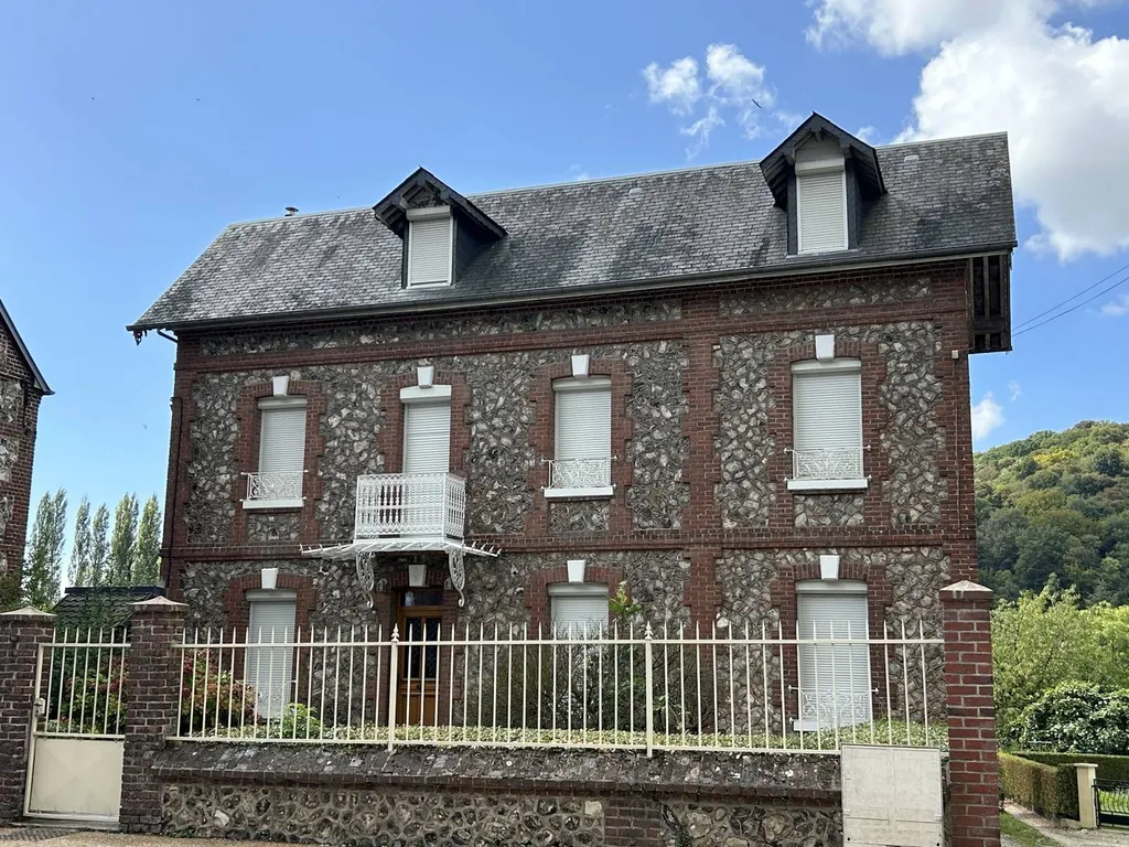 Maison de caractère à vendre située en centre ville de Lillebonne - Rare sur le marché !