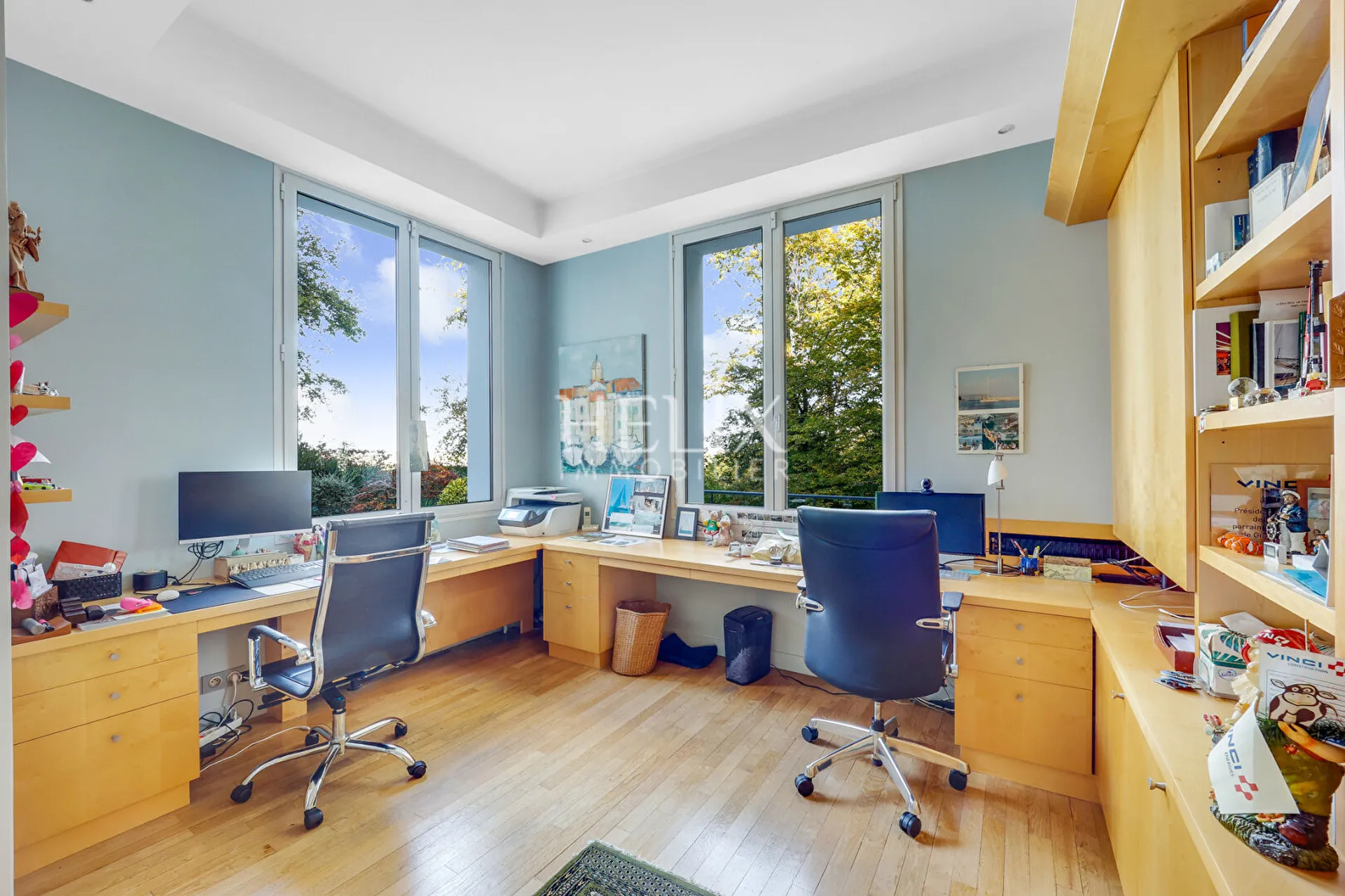 Maison à 7 minutes du centre de Saint Germain en Laye 10 pièces 410 m2 sur terrain de 3700 m2 avec piscine intérieure 8x4m très belles prestations