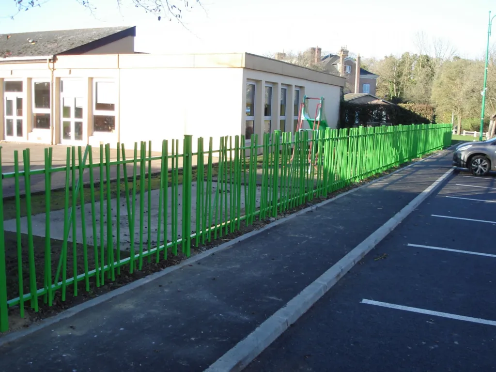 Clôture barreaudé pour fermeture d'une école de l'Eure