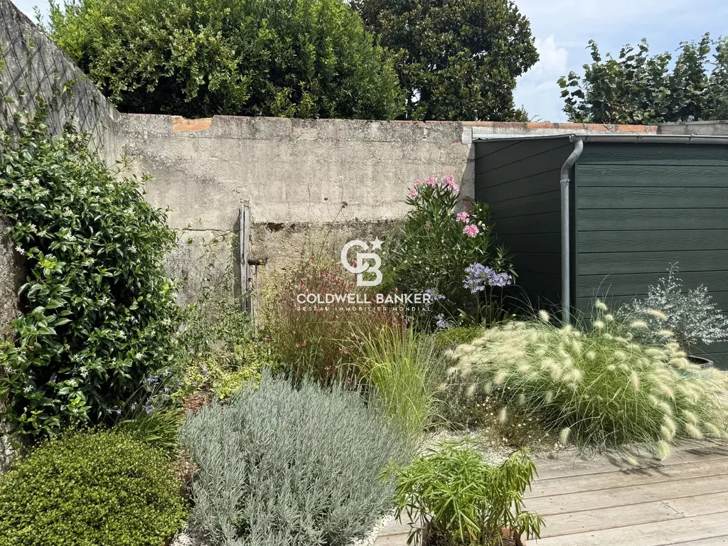 Jardin paysager entièrement clos, un véritable écrin de verdure