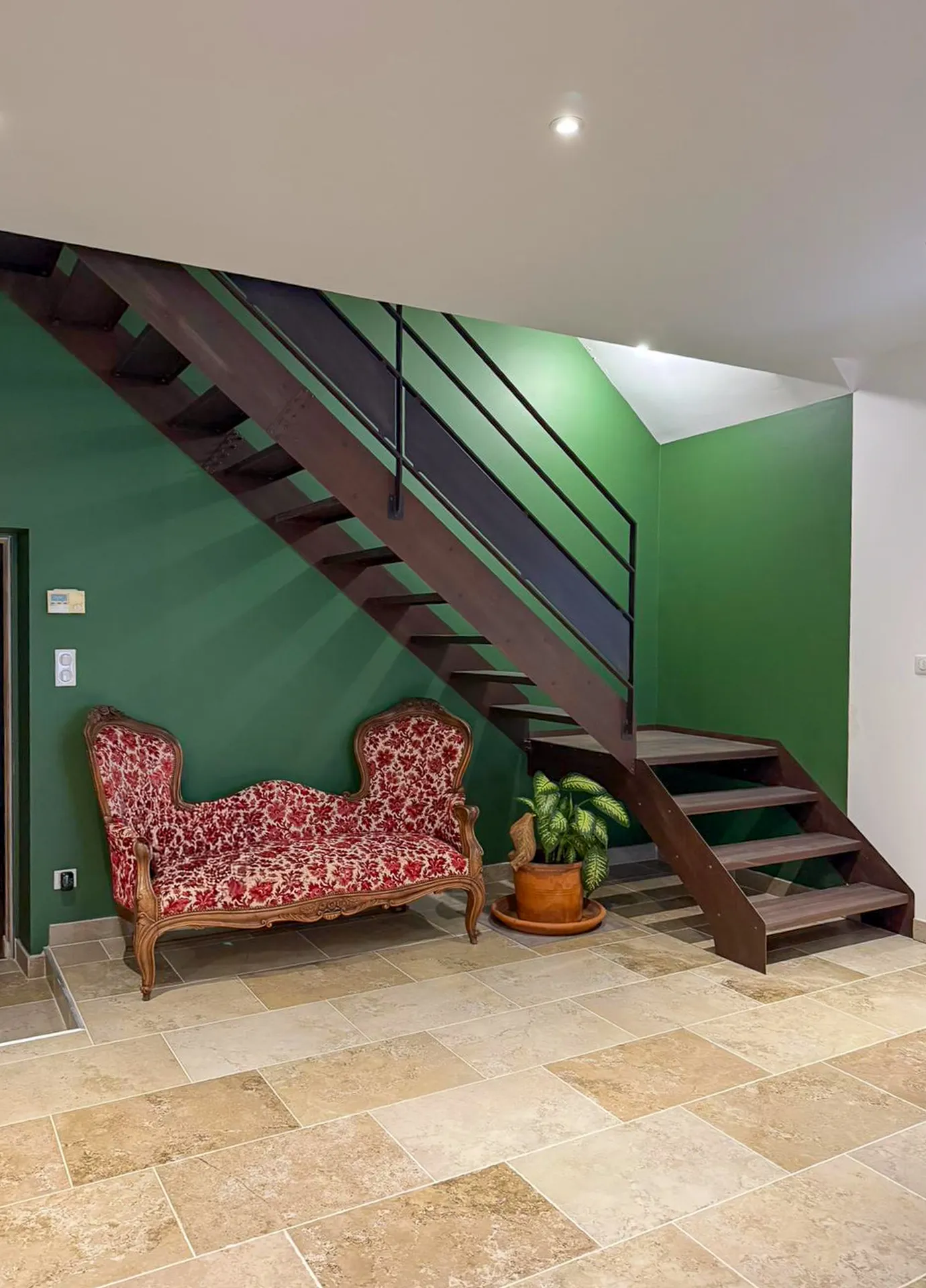 Escalier en métal sur mesure au design contemporain robuste et industriel sur le Plateau ardéchois intérieur habitation