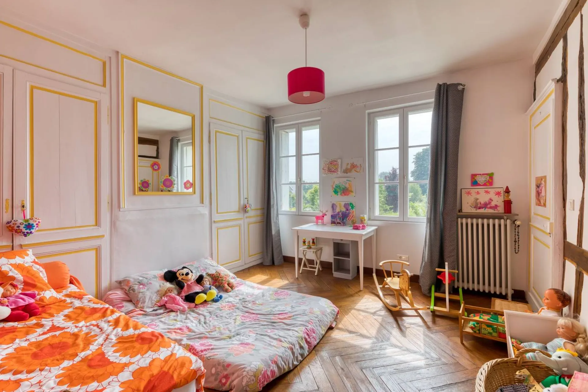 À vendre : Cinq chambres parquetées et trois salles de bains, offrant un espace de vie généreux et intime.