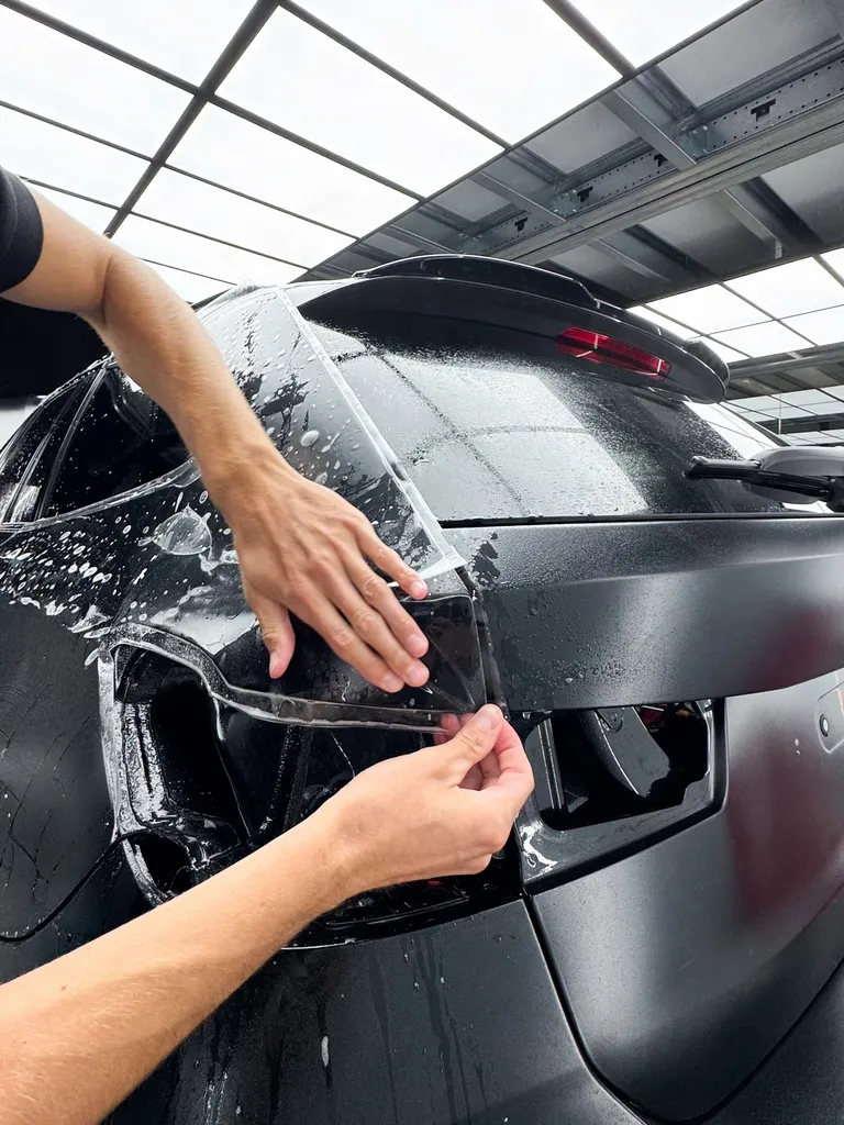 Personnalisez la sécurité de votre carrosserie avec la pose d'un film de protection PPF sur-mesure chez DP Protint