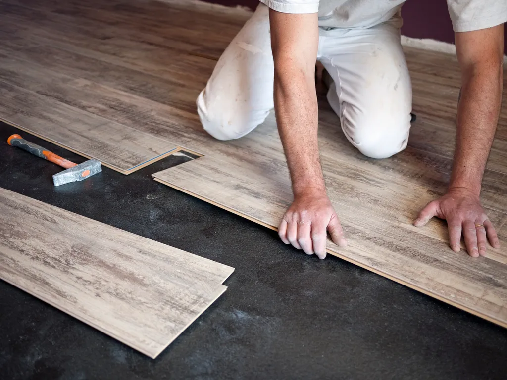 Pose de sol PVC en lés ou à clipser et parquet flottant : entreprise de revêtements de sols disponible rapidement