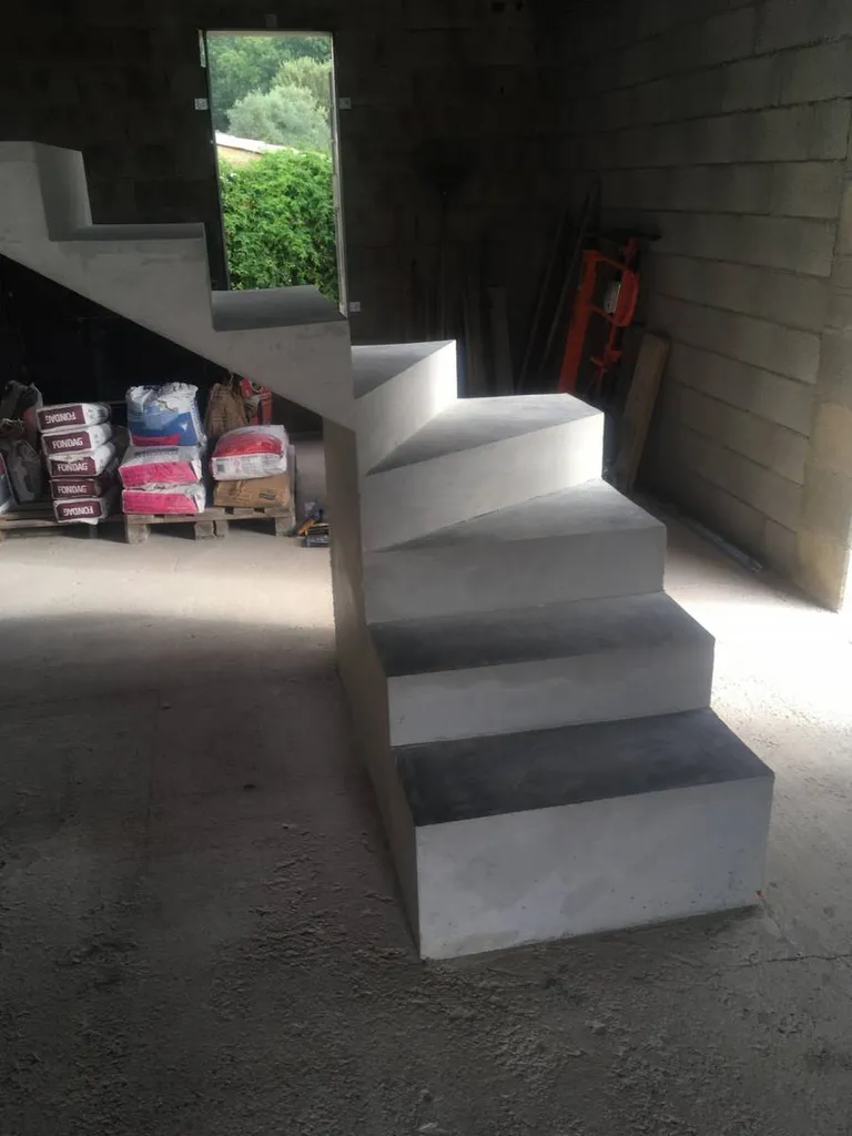 Conception et réalisation d'un escalier en béton dans une maison neuve à Salon de Provence