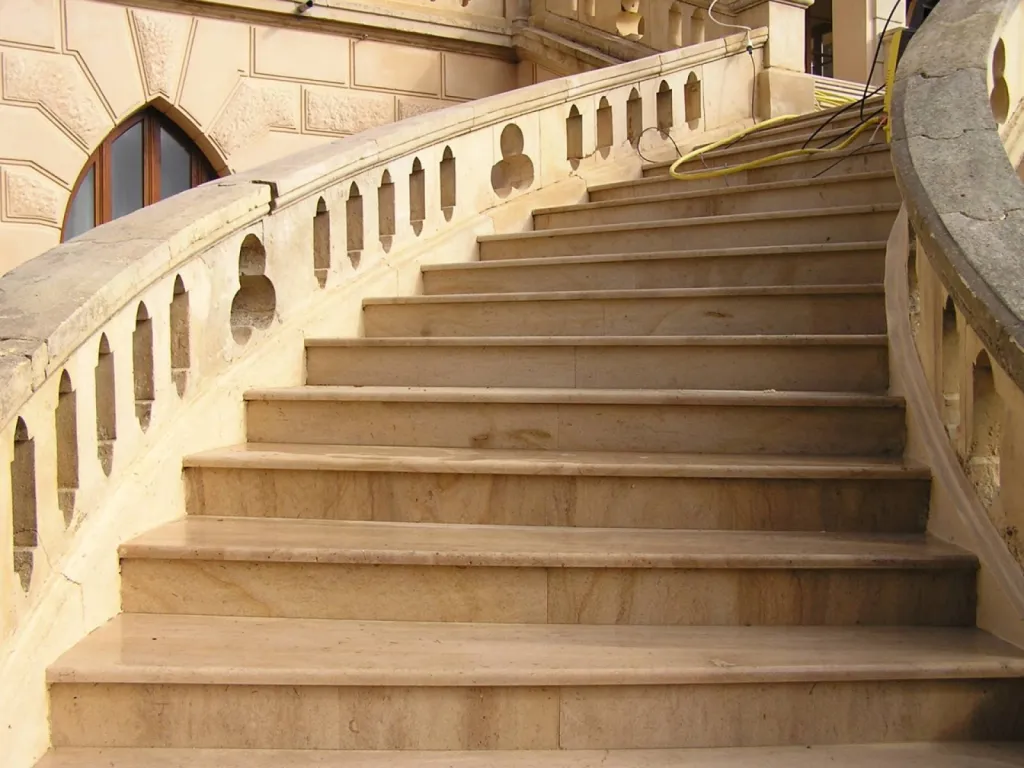 Escalier pierre de Dordogne intérieur et parement pierre extérieur, livraison Château de Saint-Tropez