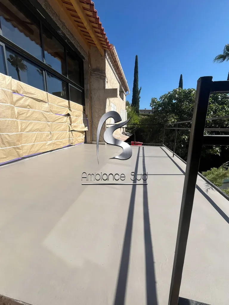 Rénovation d’un balcon et d’une verrière en béton ciré taloché à Juan-les-Pins près de Nice