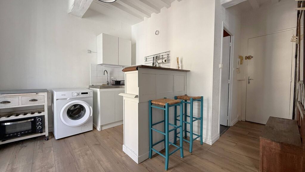 À vendre : espace de vie fonctionnel avec kitchenette et coin salon, baigné de lumière naturelle.
