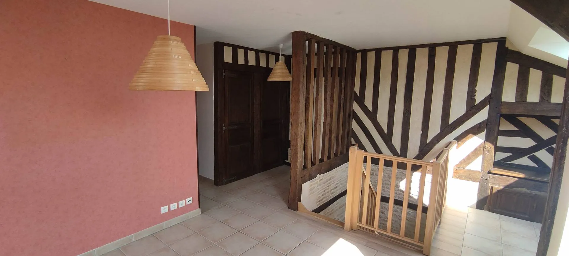 A acquérir, à 5 minutes de la gare de MEZIDON-CANON (14270) et à 30 minutes de CAEN (14000) et de CABOURG (14390), propriété équestre de caractère avec forage, paddocks, hangar et maison familiale.