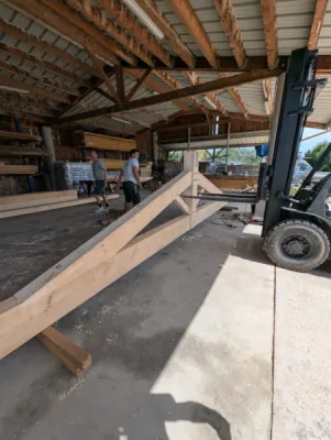 Charpente traditionnelle sur-mesure en sapin raboté à Saint-sulpice-la-pointe