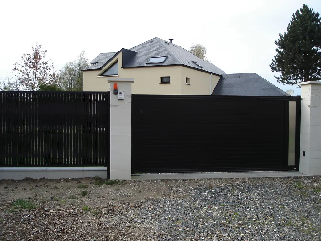 Installation de Portail en aluminium coulissant ou autoportrant élégant et contemporain à Bernay dans l'Eure 27 et ses Alentours