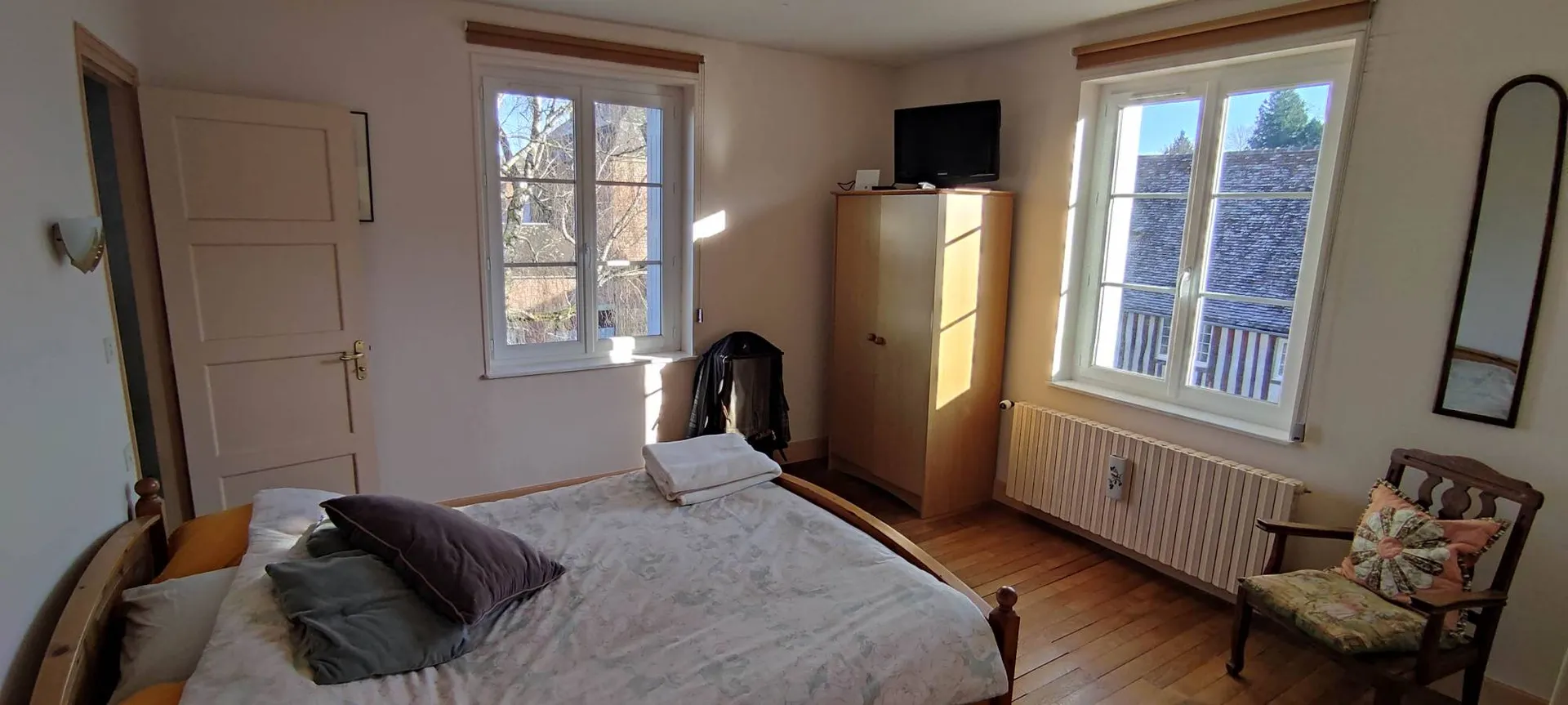 A acquérir, en plein centre-ville de VIMOUTIERS (61120), belle propriété avec une surface de 185 m² et son jardin de plus de 3500 m².