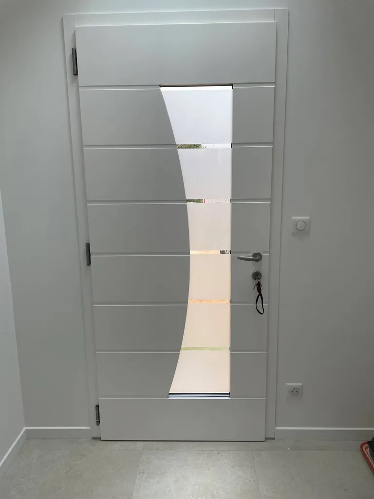 vue de l'intérieur d'une porte en bois alu, intérieur en bois peint lazuré pose à Montmerle dans l'Ain proche de villefranche sur Saône
