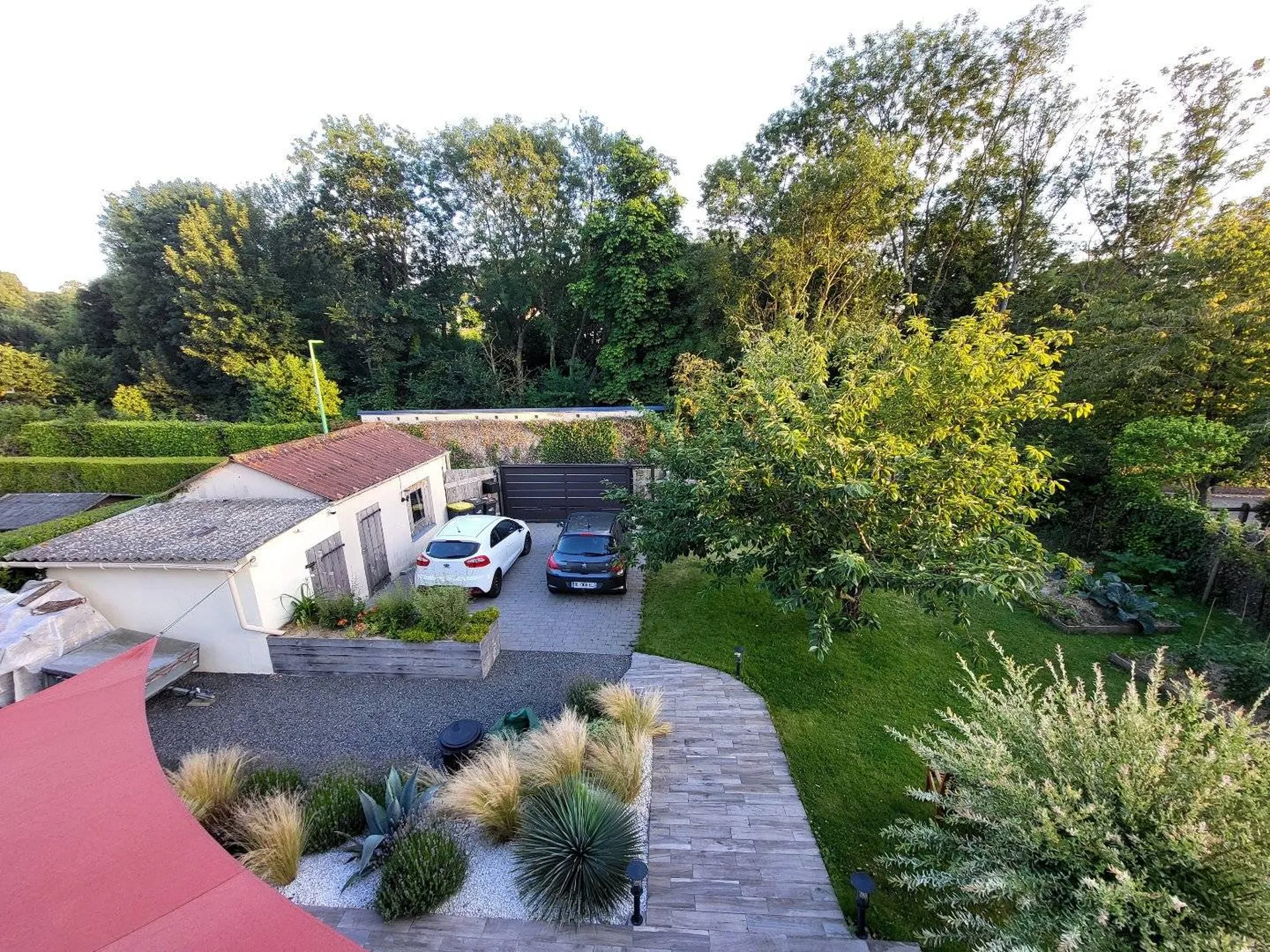 Dans un village côtier entre Dieppe et Le Tréport, à proximité immédiate de la plage.
