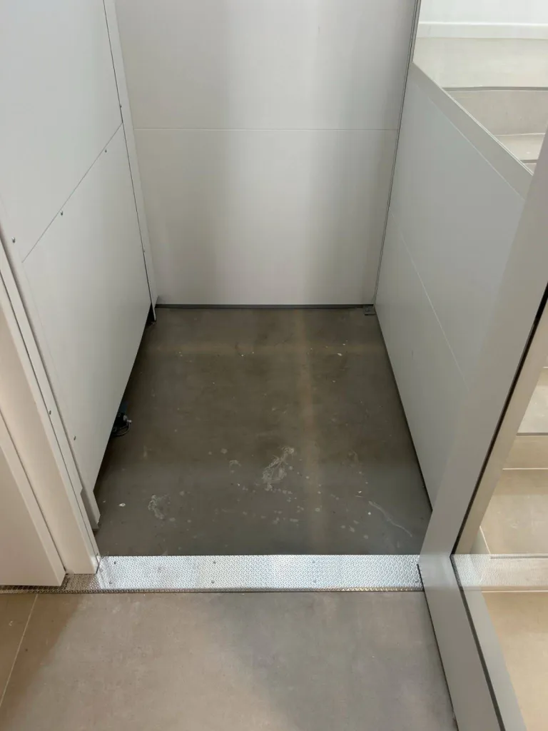 Un plateau intérieur de plus de 1,5 m2 vous attend pour vous transporteur à l'étage supérieur dans cet ascenseur de maison NAMILIFT PL400 à vis sans fin installée entre Marseille & Toulon