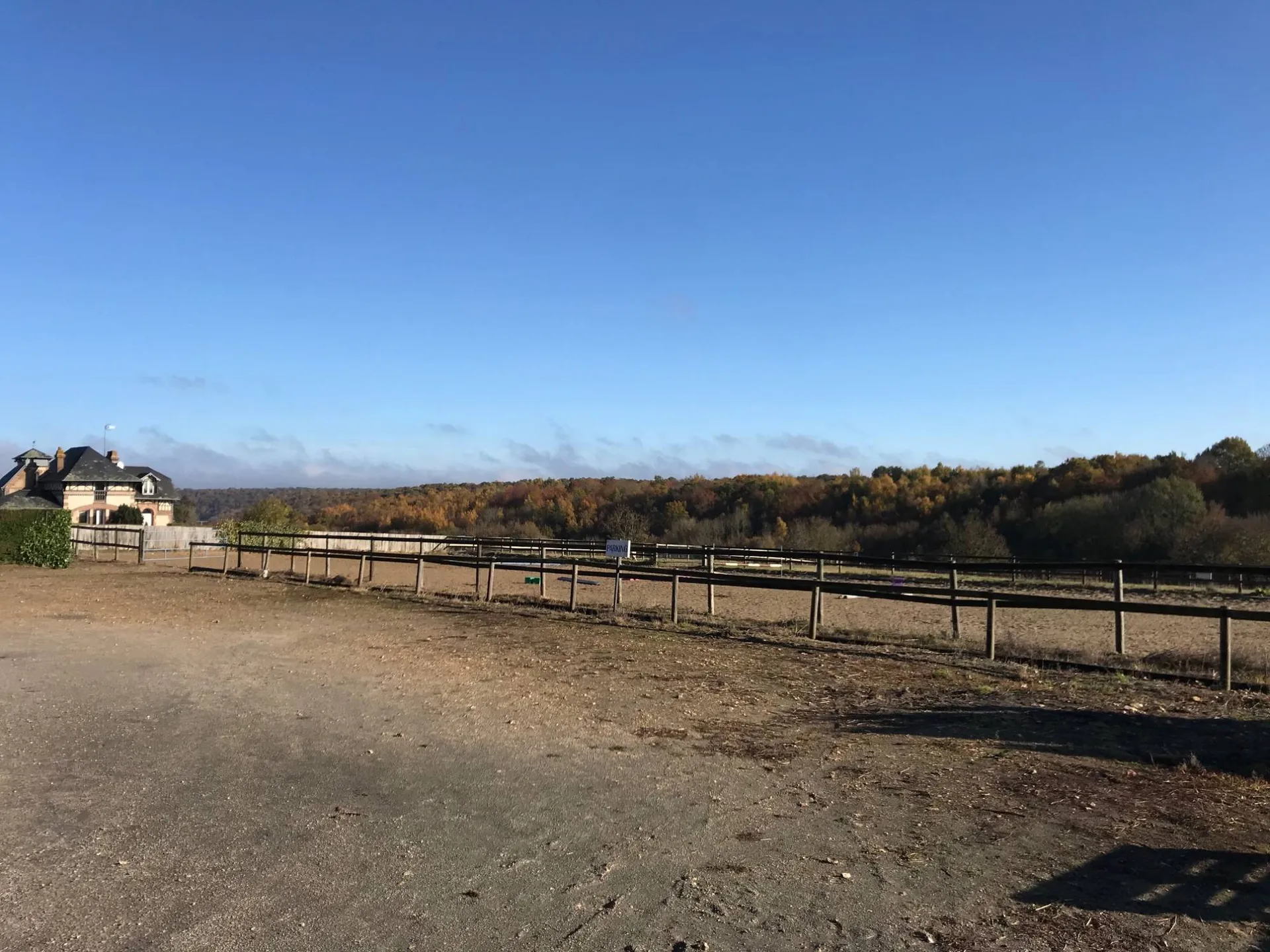 A visiter haras de qualité édifié sur un terrain d'environ 14 Hectares dans un milieu calme a seulement 10 minutes de Pont Audemer