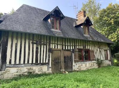PAYS D'AUGE DU CALVADOS : Région PONT L'EVEQUE : Maison en colombages avec 1ha 40 a de terrain
