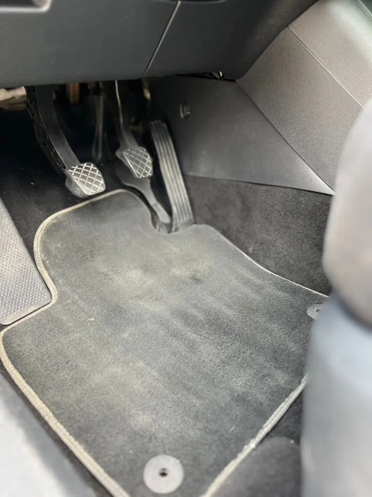 nettoyage du tapis de sol d'un SUV Volkswagen Tiguan à Lyon