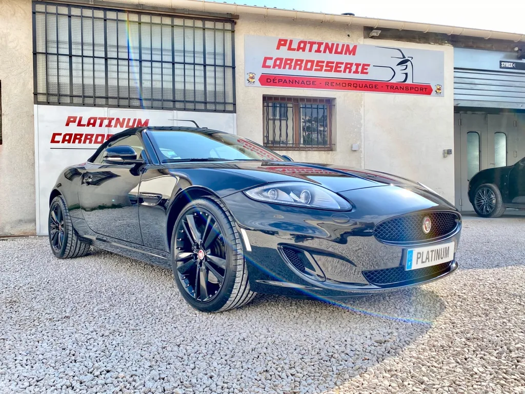 Lustrage de la carrosserie professionnel sur cette magnifique Jaguar XK par Platinum Carrosserie Carnoux