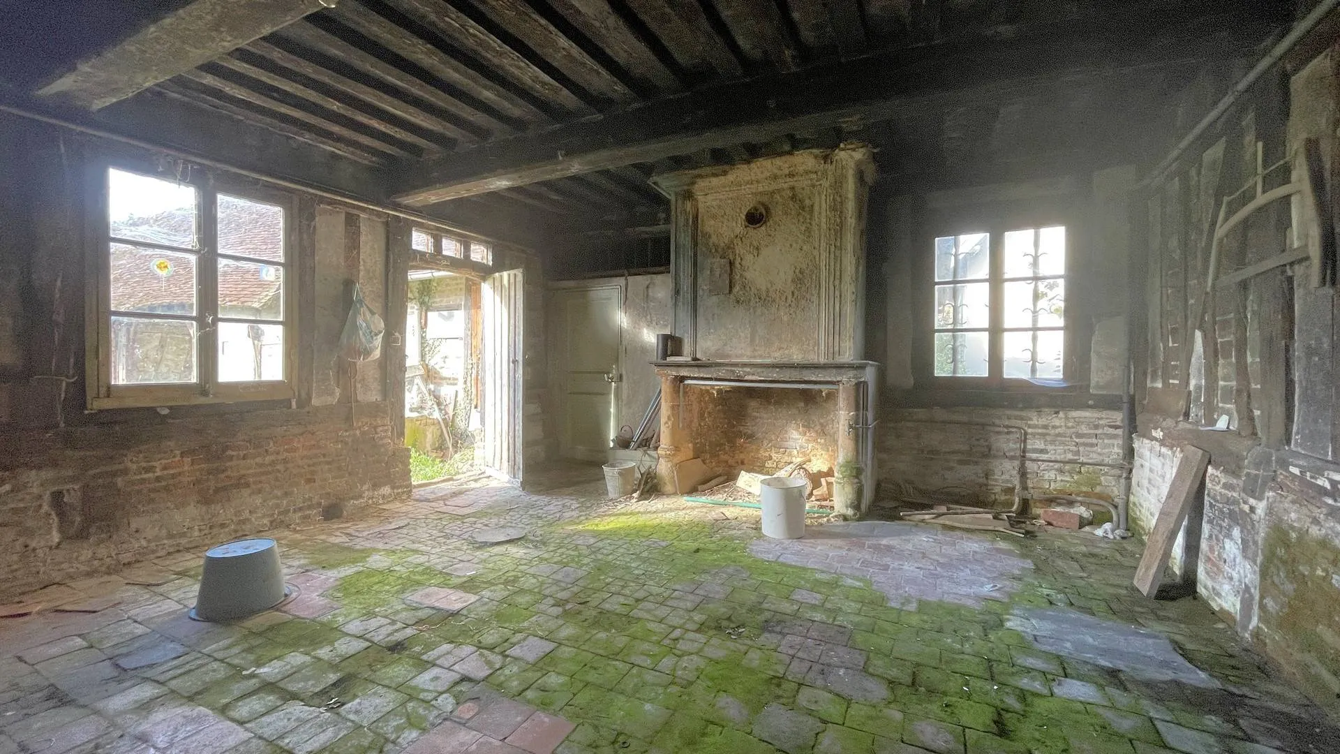 À vendre dans le Pays de Bray : Maison ancienne avec dépendances : Propriété de 137 m² habitables, avec grange de 100 m² à la toiture rénovée et 2 boxes.