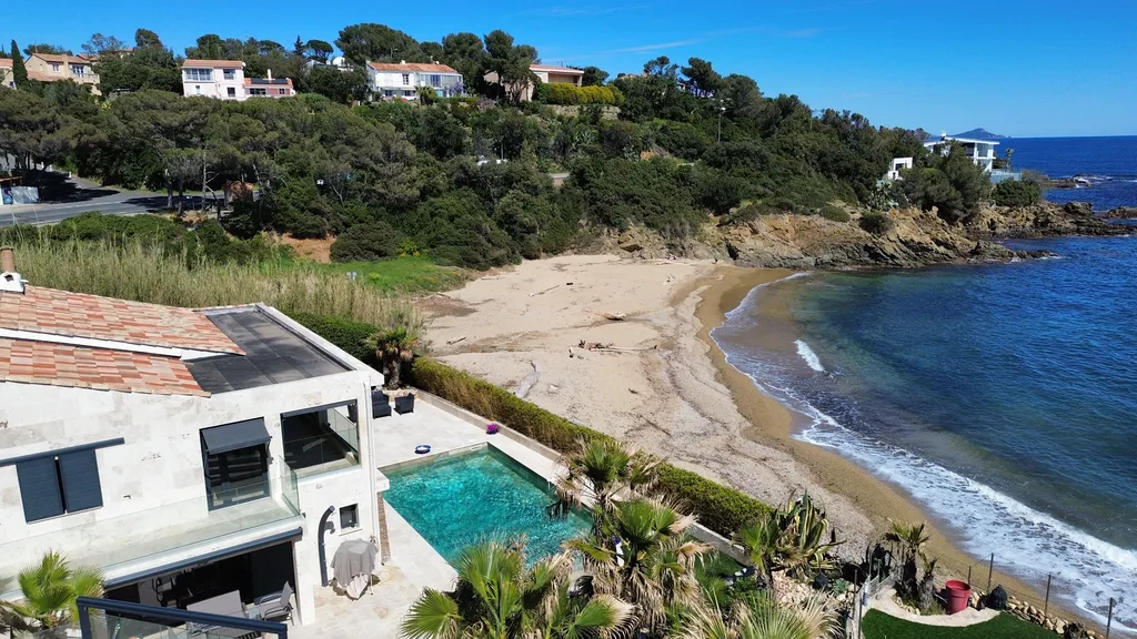 Magnifique villa en bord de mer – Située directement sur la plage, à Saint-Aygulf