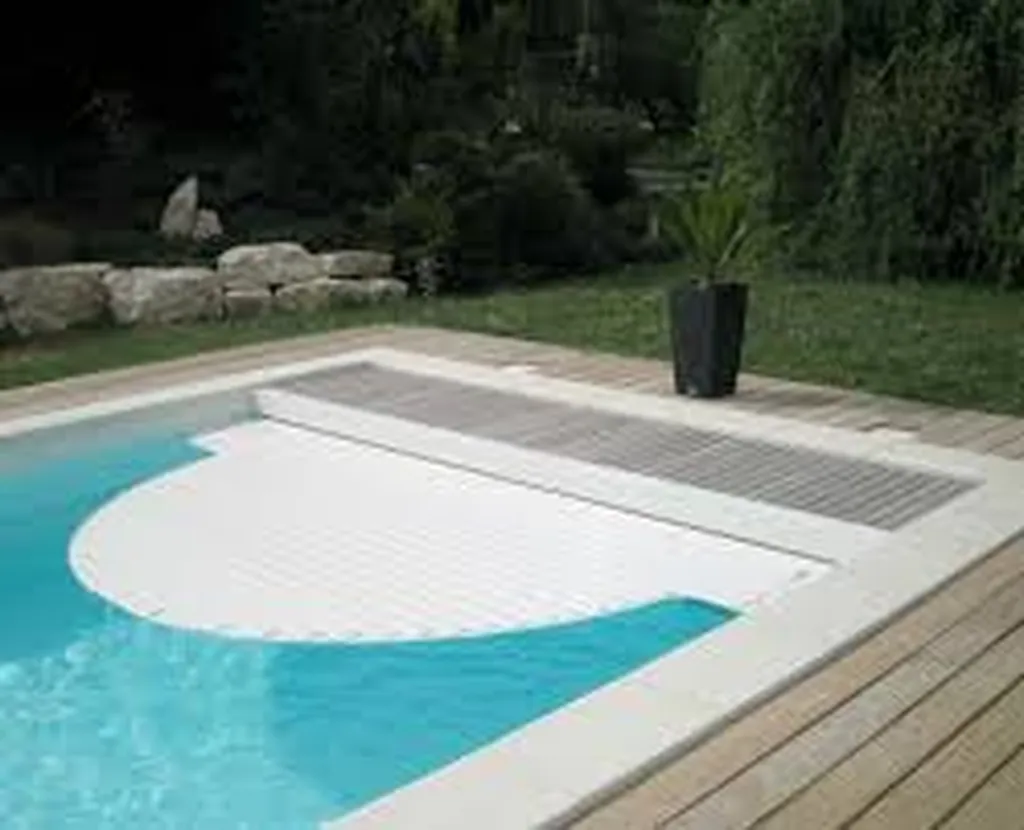 Spécialiste de la piscines coque avec un volet immergé sur le pourtour du Bassin d'Arcachon