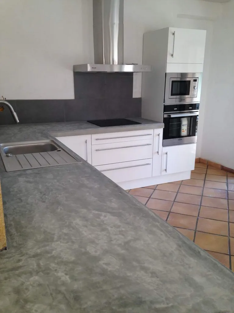 Réalisation d'un plan de travail en béton lissé d'une cuisine à Grans
