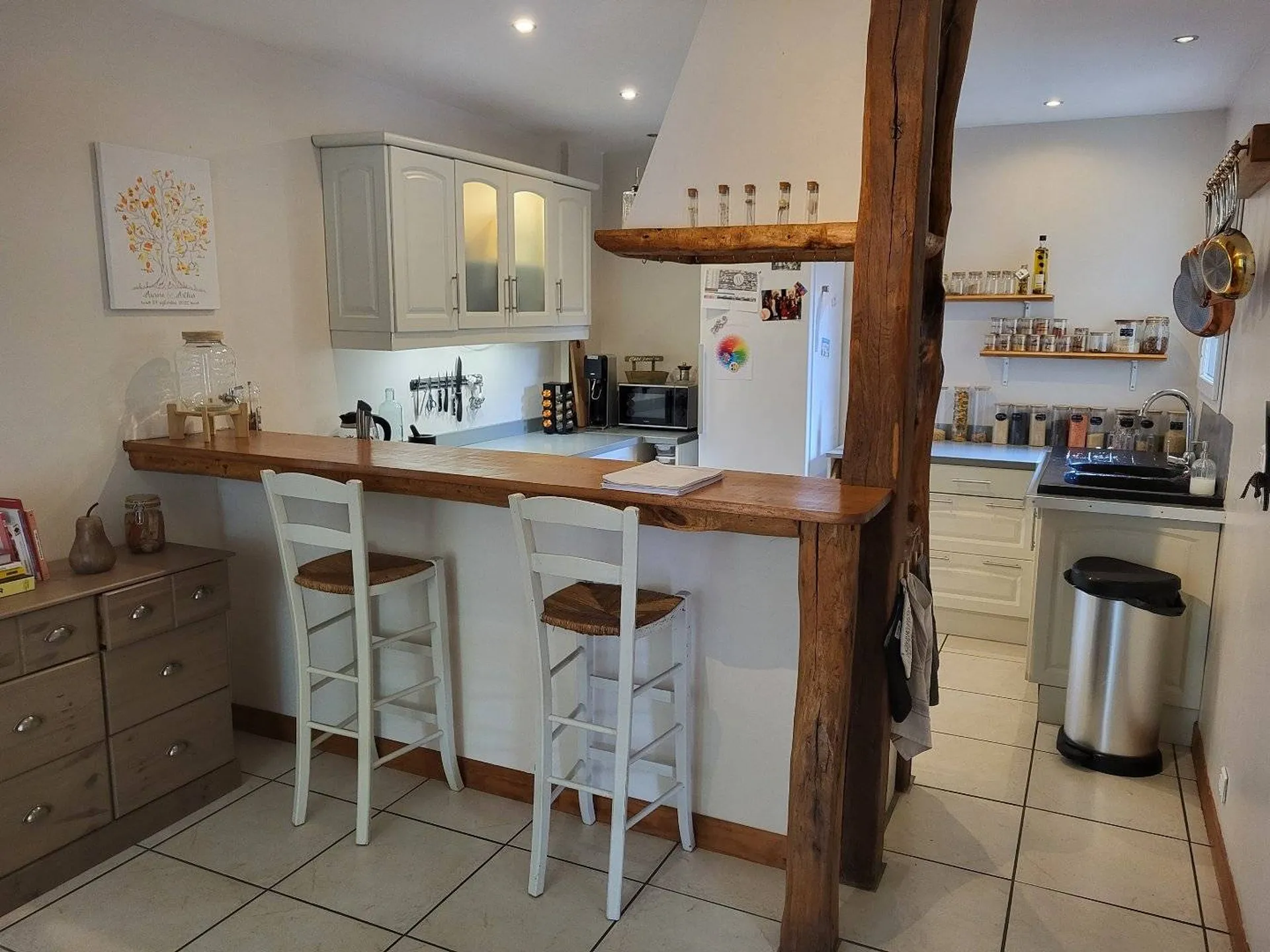 Dans un village côtier entre Dieppe et Le Tréport, à proximité immédiate de la plage.