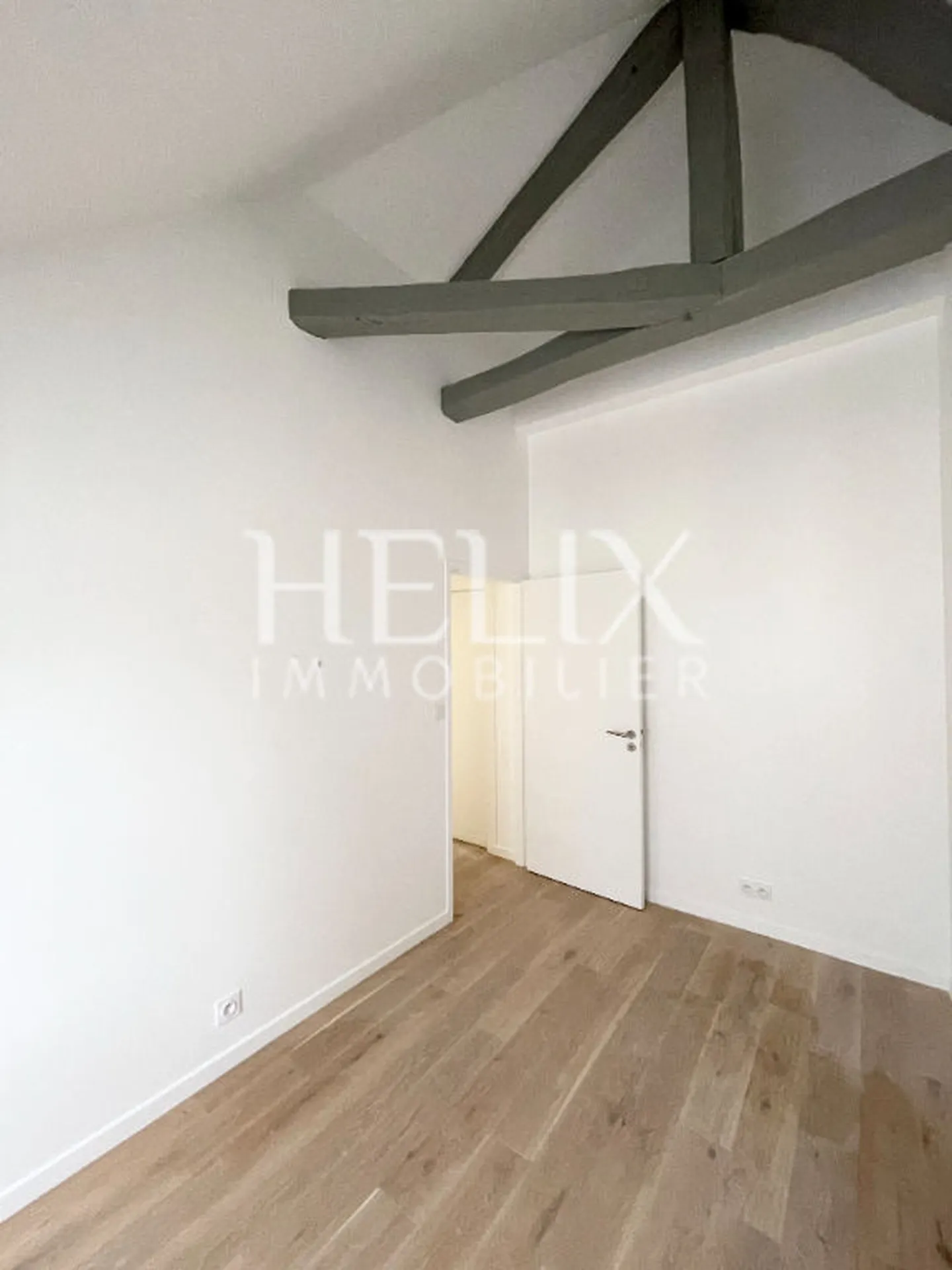 A vendre appartement esprit Loft 106 M2 surface au sol, 88,58 M2 Loi Carrez, situé au 3ème et dernier étage entièrement refait à neuf bénéficiant d'une situation privilégiée au coeur du centre ville, exceptionnel à Saint Germain en Laye.