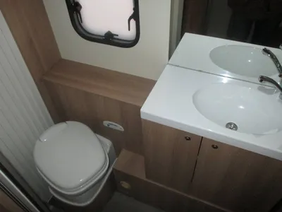 CAMPING CAR LIT SALLE DE BAINS SEPAREE