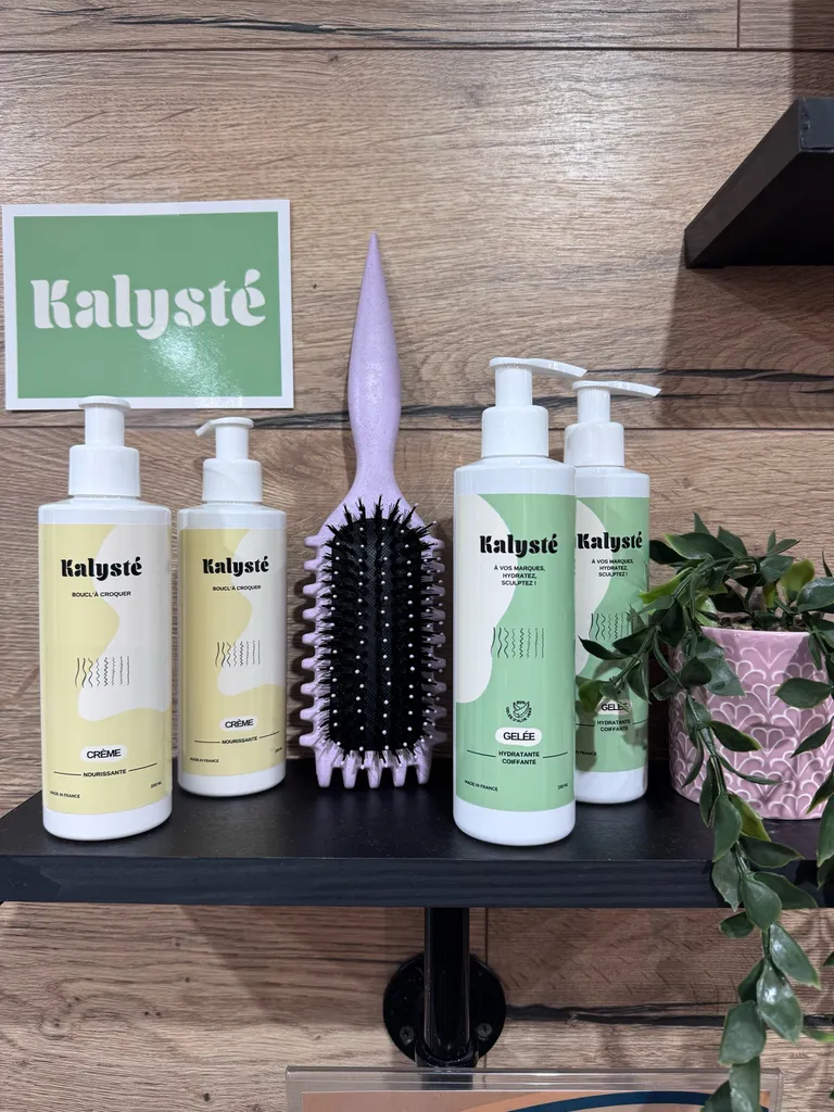 Nouvelle gamme de soin et coiffant pour cheveux bouclés avec gelée et crème hydratante 100% YUKA : KALYSTE