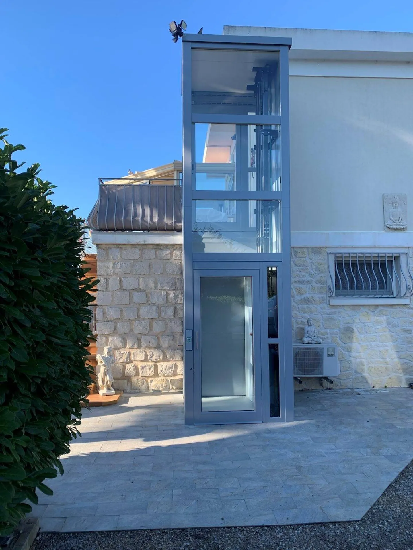 Une fois terminée, vue de cet élevateur vertical VIMEC autoporteur près de Marseille Une fois terminée, vue de cet élevateur vertical VIMEC autoporteur près de Marseille