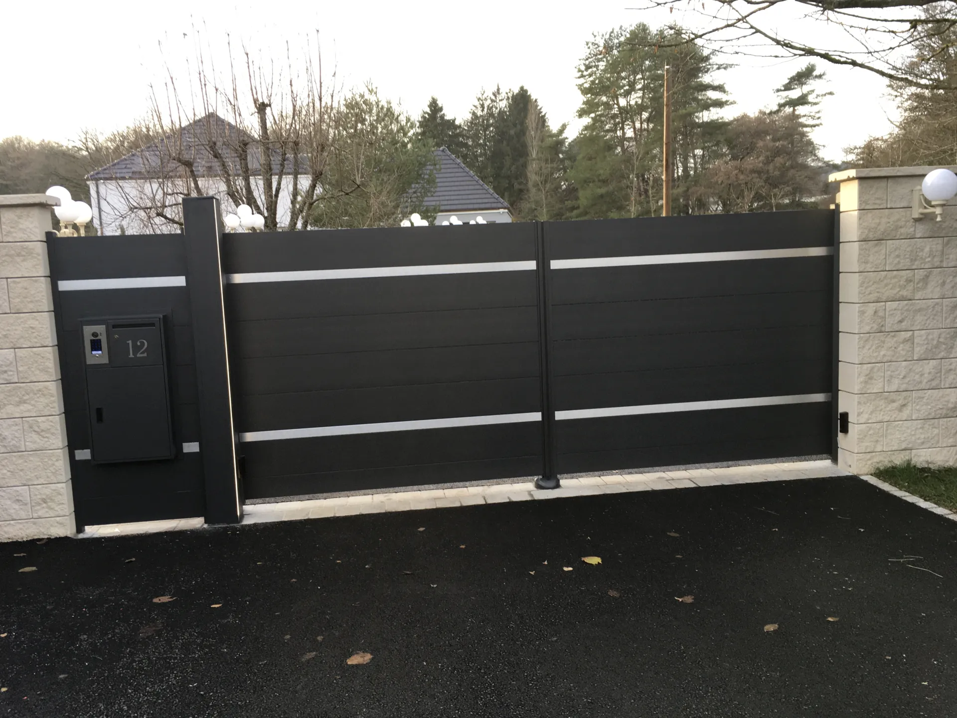 Installation d'un portail de 4m x 1.80m en alu effet inox gris platine avec vidéophone à Urcerey proche de Belfort