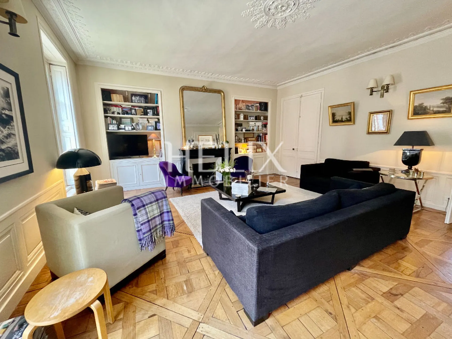 Rare dans la rue de Lorraine un appartement ancien avec cheminée, parquet, moulures et un garage