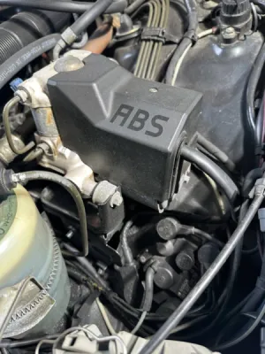 Nettoyage par cryogénie d’un moteur d’une Mercedes Classic 560 SEC à Saint- Avé dans le Morbihan près de Vannes