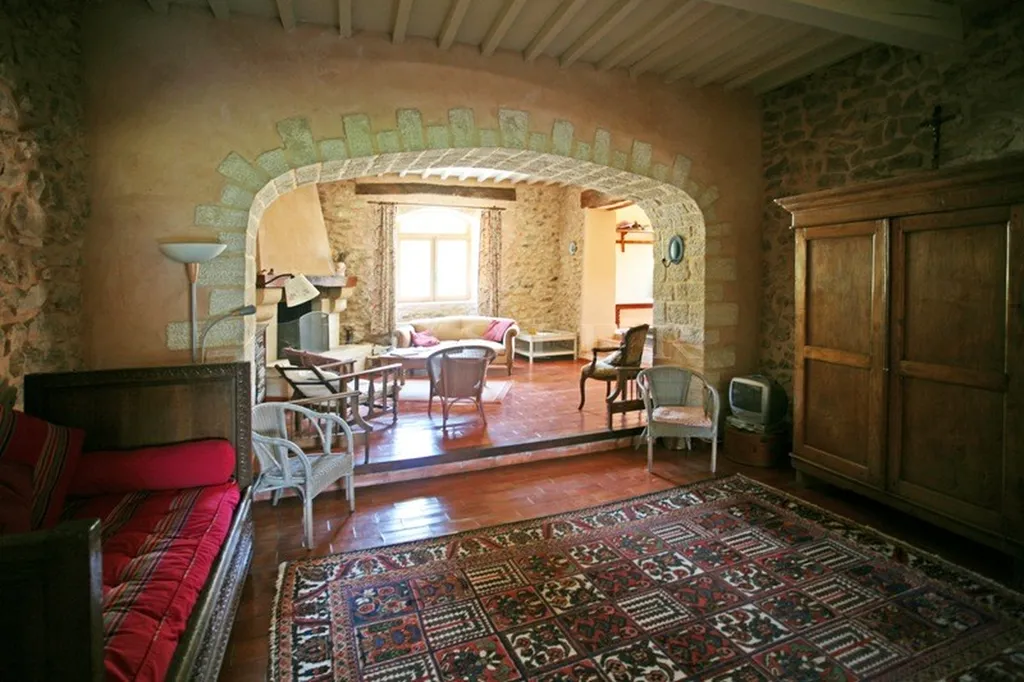 Superbe ensemble de bâtiments au coeur de + de 28 hectares  proche du mont Ventoux  