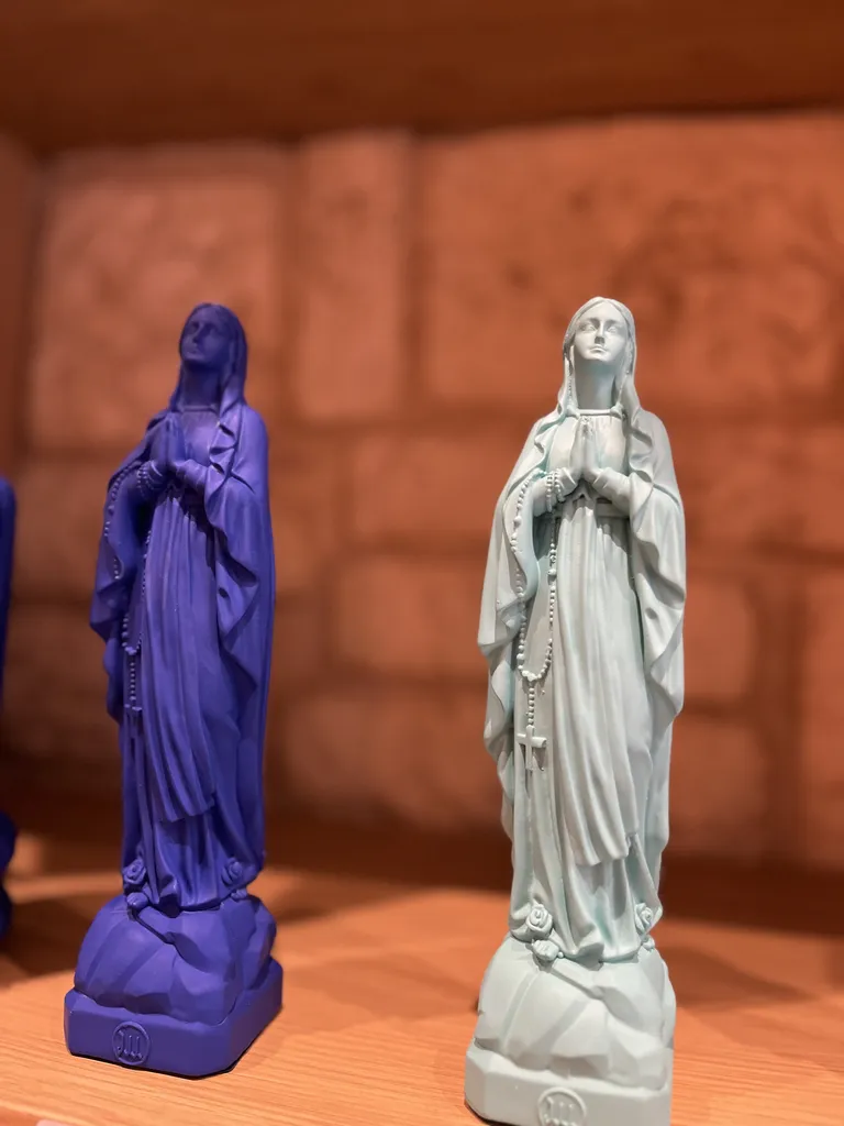 Acheter des statuettes de la Vierge colorées et des objets de curiosité pop à Nîmes proche d’Uzès chez Maison Sabrina