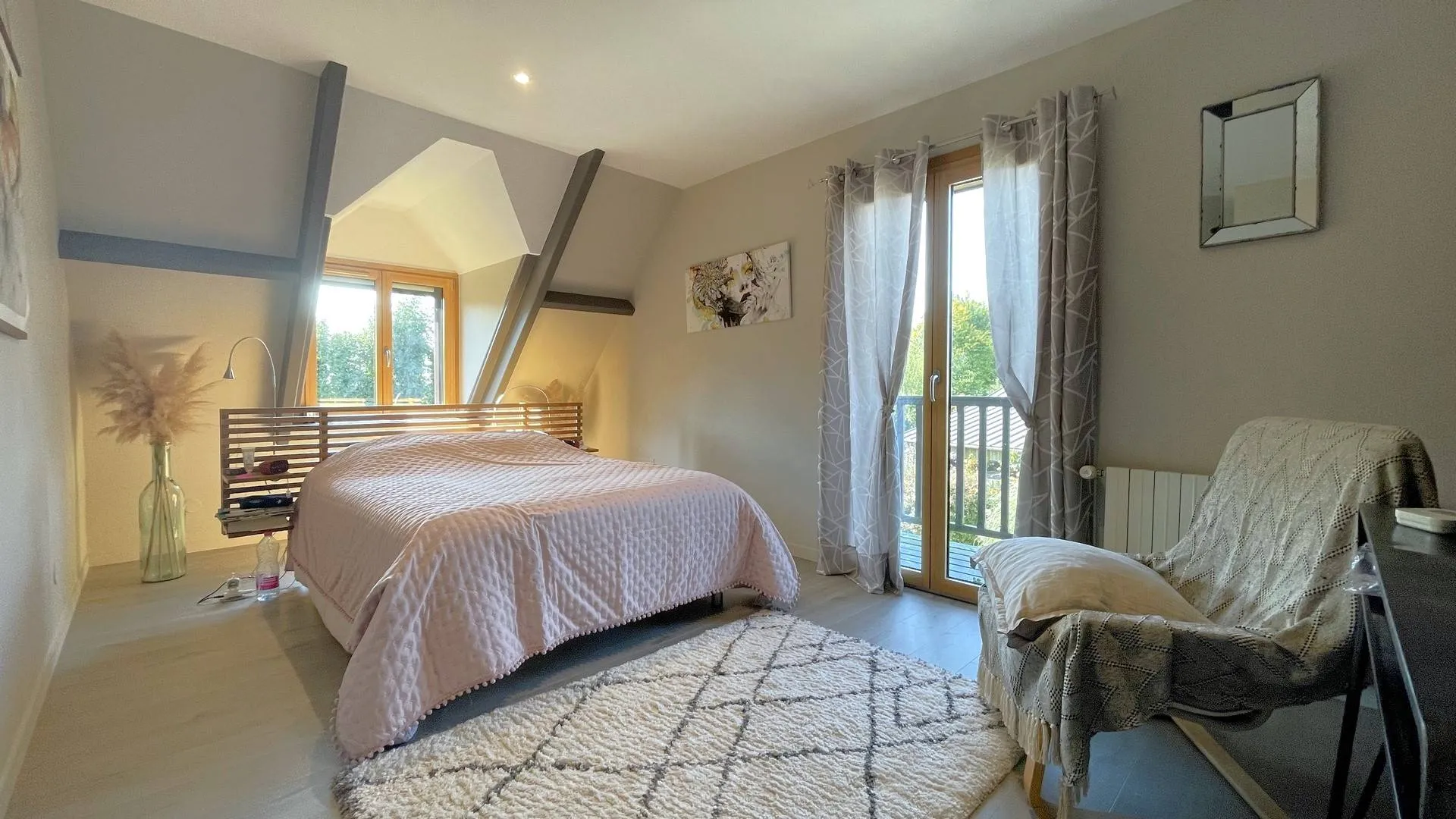 Maison à vendre en Normandie avec 3 chambres, garage et grand terrain : Proche de Bosc-le-Hard, cette propriété est parfaite pour les amoureux de la Seine-Maritime, avec un bâtiment annexe de 300 m² offrant un fort potentiel d’aménagement.