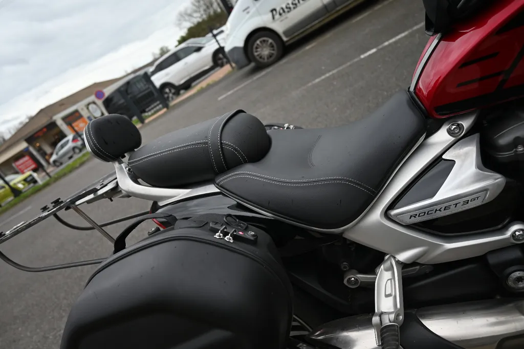Selle moto sur mesure : confort passager optimisé et assise élargie près de Libourne