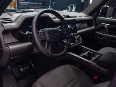 La protection de ce SUV V8 Defender Octa passe par un film de protection PPF XPEL, posé par Gloss Obsession avec précision.