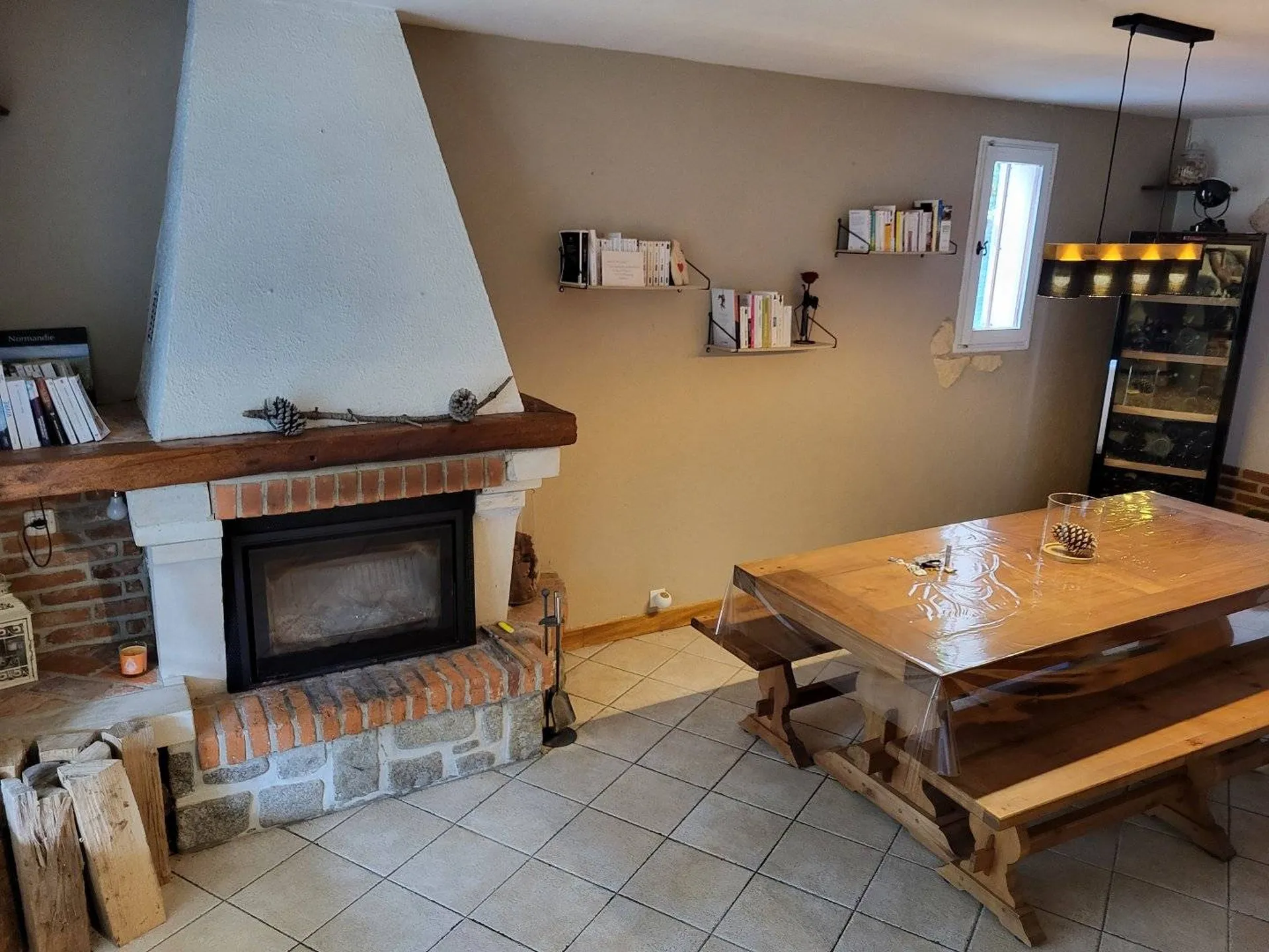 Dans un village côtier entre Dieppe et Le Tréport, à proximité immédiate de la plage.