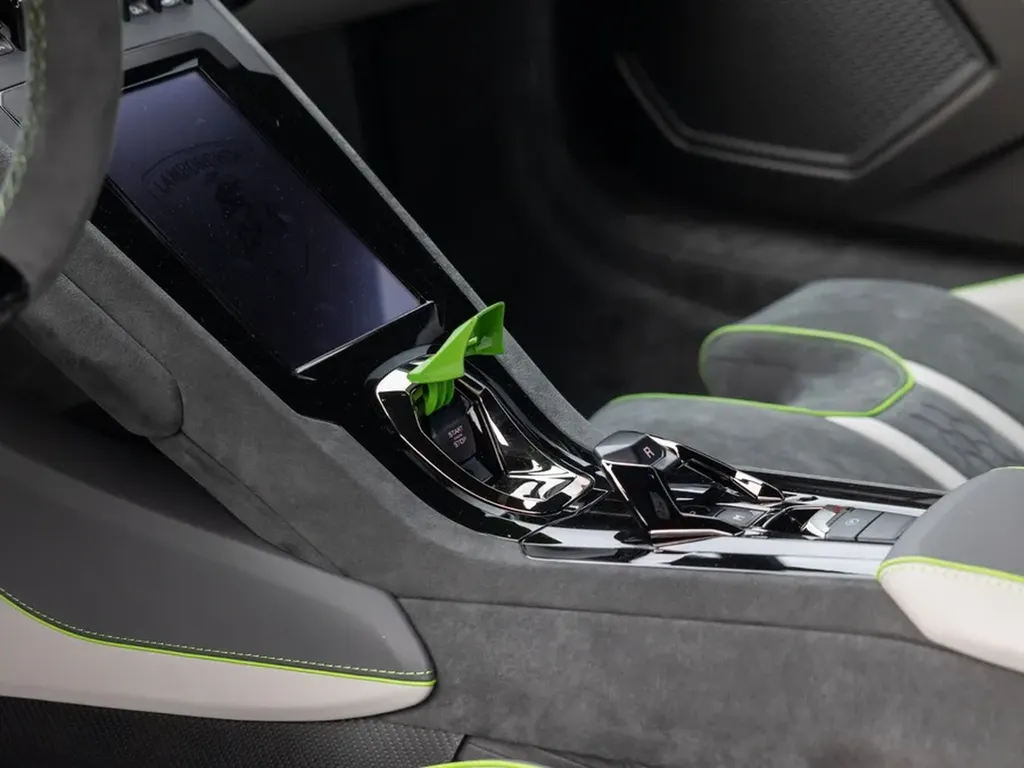 Console centrale de la Lamborghini Huracán Tecnica Ad Personam avec finitions Alcantara et détails sportifs exclusifs.