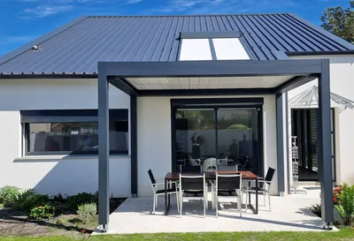 Pergola bioclimatique sur mesure grise anthracite posée par Aquit'M