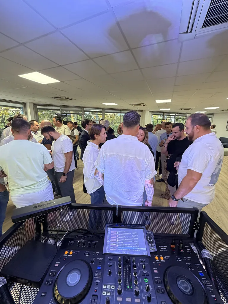 Installation DJ et éclairage au LAB’ Toulouse pendant le cocktail d’inauguration, avec les invités réunis autour d’un moment convivial.