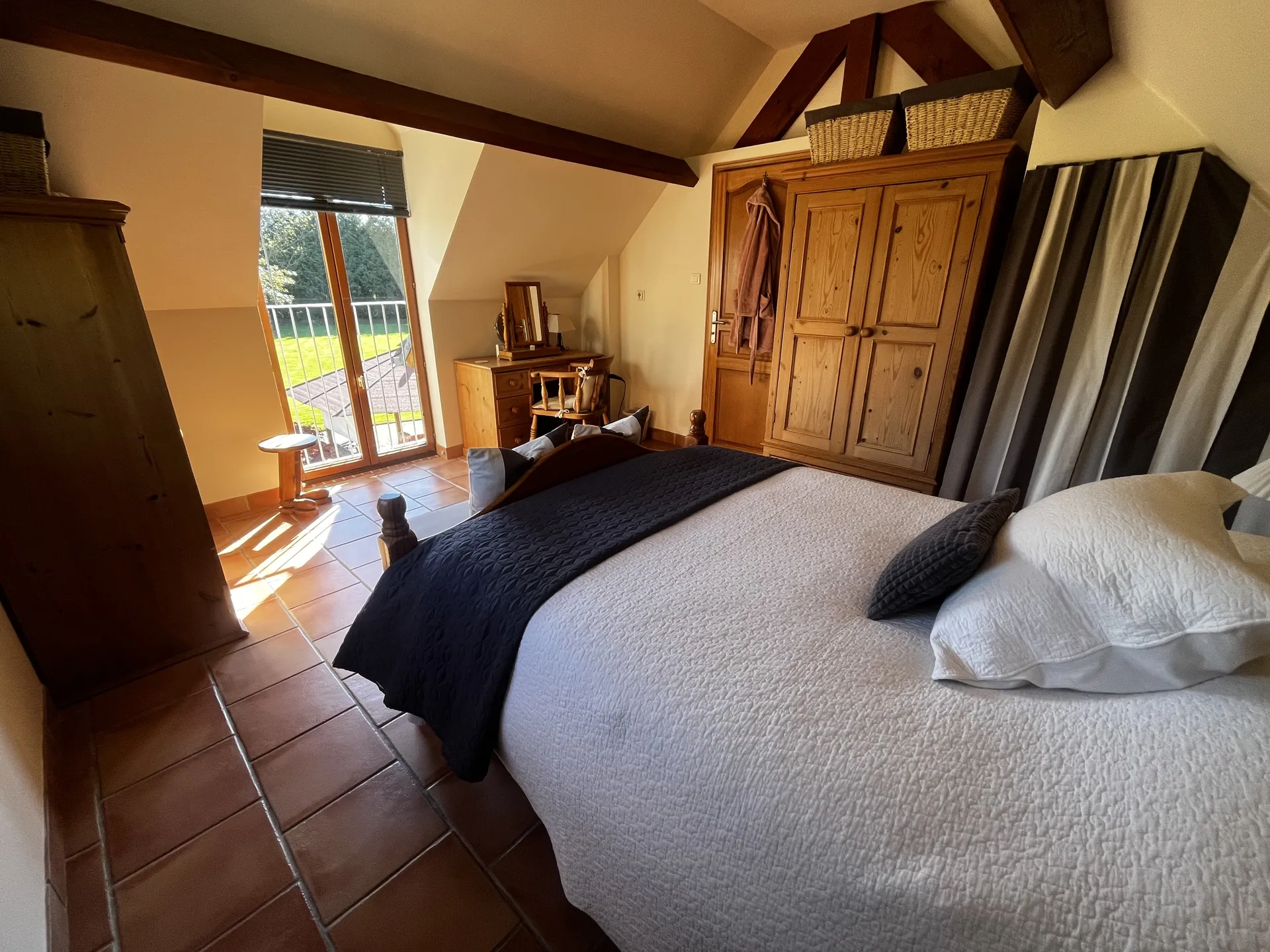 Maison récente avec grande dépendance aménageable – Terrain clos – Proche Côte Normande