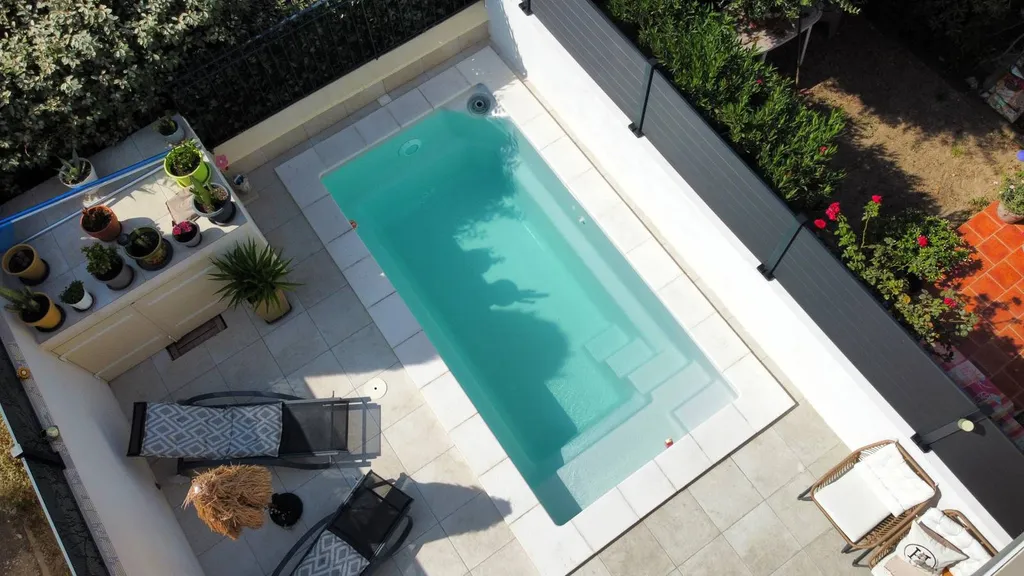 Petit jardin optimisé avec une piscine Starlite – Alliance Piscines 83, spécialiste Var Ouest