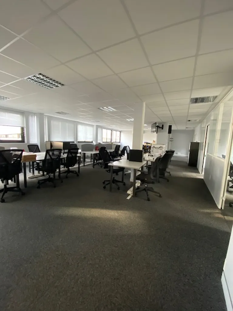 LE HAVRE - A LOUER dans un immeuble de BUREAUX de 512 m2 divisibles à partir de 183m2 avec parkings privatifs, idéalement placé en centre-ville