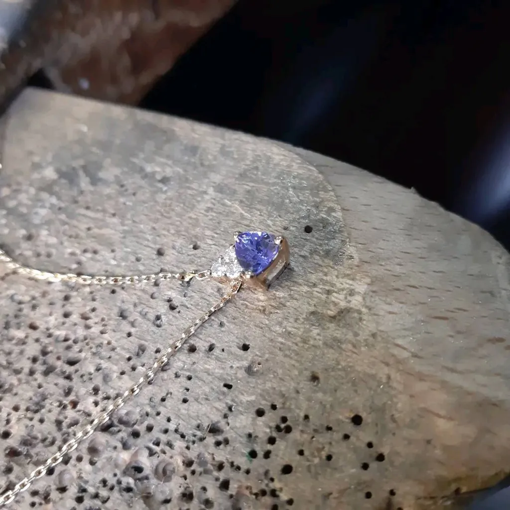 Collier-pendentif avec une Tanzanite 